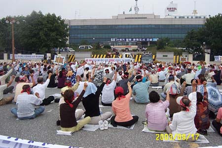 "10년 넘게 기만하고 우롱해 온 평택시는 주민 앞에 사죄하고, 종말처리장계획 전면 백지화하라!"  대부분이 할머니, 할아버지들인 결의대회 참석자들이 '투쟁기금'을 걷어 관광버스를 40대나 대절하고, 나머지는 승합차와 승용차를 나눠 타고 평택시청 앞으로 몰려나와 2차 결의대회를 진행하고 있다. 